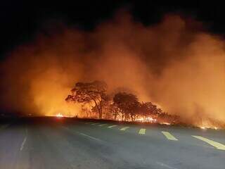 O clarão do fogo iluminou a MS-080, na saída de Campo Granda (Foto: Jairton Costa)