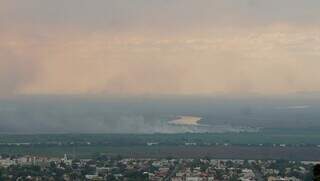 Fumaça dos incêndios encobre a cidade de Corumbá (Foto: Alex Machado)