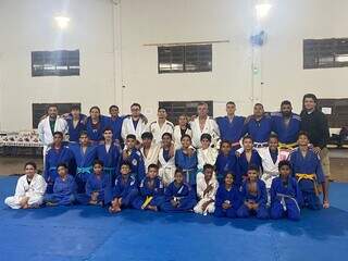 Judocas do projeto Judo Alicerce posando para foto em treinamento (Foto: Divulgação)