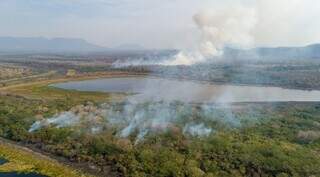 Imagem aérea de focos de incêndio em volta de uma área secando, no Pantanal (Foto: Silas Ismael/WWF Brasil)