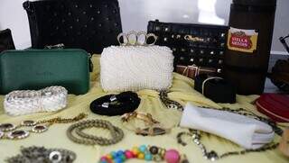 Bazar tem varidade de modelos de bolsas de mão (Foto: Alex Machado)