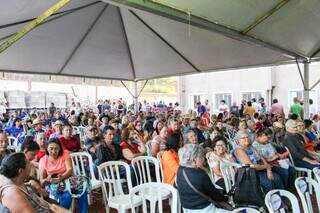 Dezenas de idosos comparecem a evento de lançamento de edital que selecionará moradores de vila popular (Foto: Juliano Almeida)