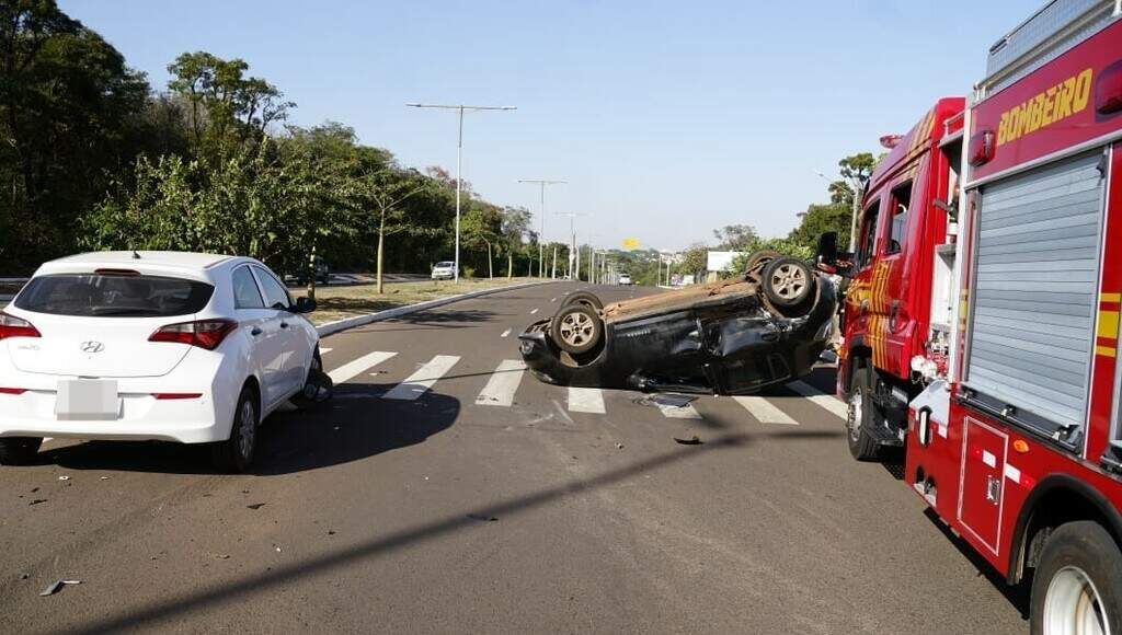 Carro capota após bater em outro veículo ao passar por rotatória