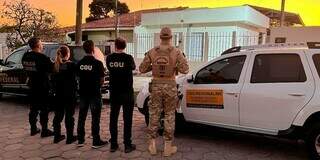 Policiais federais e agentes da CGU em frente à sede da Agility Serviços nesta manhã (Foto: CGU/Divulgação)