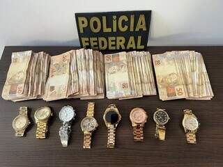 Dinheiro e relógios apreendidos pela PF durante operação nesta quarta-feira (Foto: Divulgação)