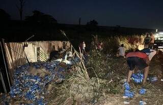 Pessoas saqueiam mercadoria após caminhão tombar na MS-276, em Batayporã (Foto: Divulgação).
