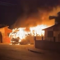 Ônibus é destruído por incêndio e fogo rompe até cabos de energia