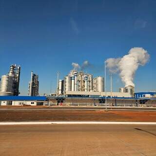 Foto feita ontem (2) mostra fumaça emitida por testes em componentes da fábrica (Foto: Reprodução/Instagram)