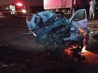 Picape totalmente destruída após bater de frente com o caminhão (Foto: Chapadense News)