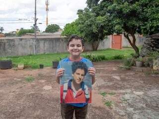 Mathes Viana posando para foto durante visita da reportagem em 2019 (Foto: Campo Grande News/Arquivo)