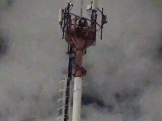 Homem quase no topo da torre de telefonia. (Foto: Ana Beatriz Rodrigues)