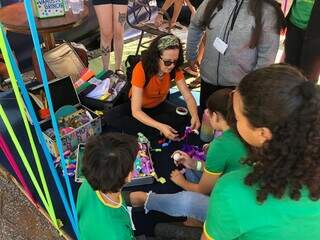 amona Rodrigues atraiu a atenção dos pequenos com oficina de brinquedos. (Foto: Jéssica Fernandes)