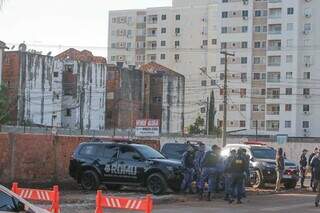 Guardas em frente ao Carandiru, condomínio invadido por famílias sem teto. (Foto: Marcos Maluf/Arquivo)