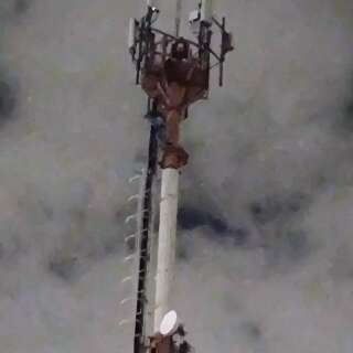 Homem escala 40 metros e chega ao topo de antena
