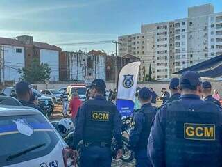 Guardas durante a inauguração da base móvel em frente a prédio invadido em Campo Grande, conhecido como &#34;Carandiru&#34; (Foto: Marcos Maluf/Arquivo)