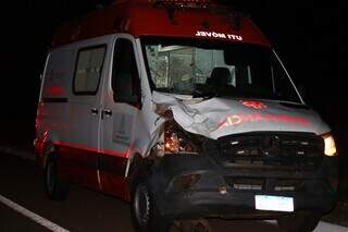 Ambulância com danos após atropelamento. (Fotos: Osmar Veiga)