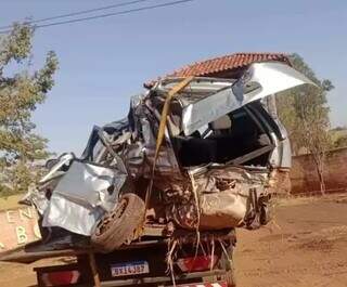 Veículo do médico ficou destruído após ser atingido na traseira (Foto: Reprodução | Facebook)
