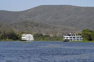 Barcos hotéis no Rio Paraguai fazem parte do turismo do Pantanal (Foto: Bruno Rezende)