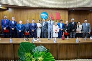 Presidente Bitto posa para foto com ex-presidentes da OAB/MS (Foto: DIivulgação)