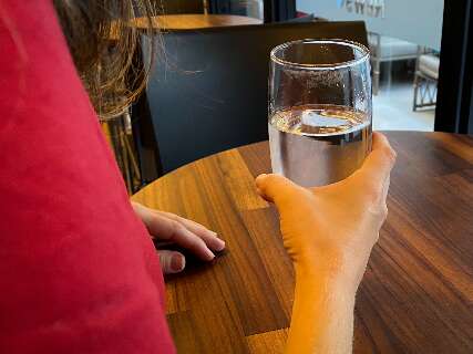 Bares e restaurantes deveriam fornecer água filtrada gratuitamente? 