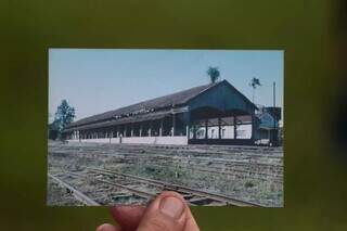 Como era a antiga estação de trem de Campo Grande, quando estrutura estava inteira e trilhos ainda aguarrados à terra (Foto: Arquivo Campo Grande News/Marcos Maluf)