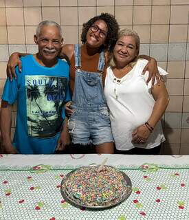 Família reunida em data comemorativa, com direito a bolo feito por Cecília (Foto: Arquivo Pessoal)