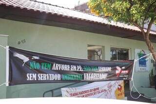 Cartaz em frente a sede do Ibama no Centro de Campo Grande (Foto: Henrique Kawaminami)