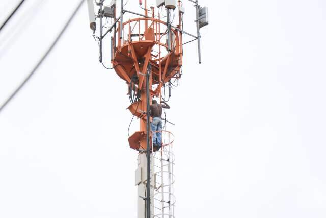 Homem desce de torre de 40 metros ap&oacute;s 12 horas de negocia&ccedil;&atilde;o 