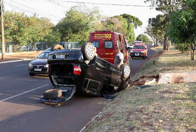 Idosa sem CNH confunde pedais e capota carro em canteiro