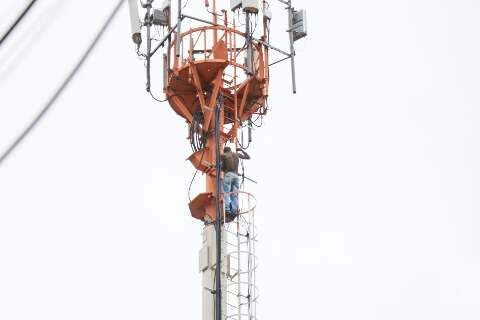 Homem desce de torre de 40 metros após 12 horas de negociação 