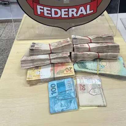 Dupla &eacute; presa com R$ 30 mil em notas falsas dentro de carro furtado