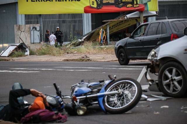 Acidente envolvendo moto e carro tumultua cruzamento movimentado 