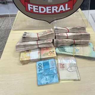 Dupla é presa com R$ 30 mil em notas falsas dentro de carro furtado