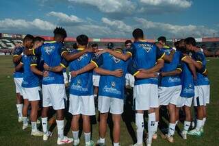 Time do Costa Rica reunido antes de partida diante do Pouso Alegre (Foto: Rogério Paes/Costa Rica)