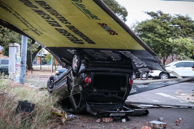 Cena impressiona: motorista capota carro e derruba outdoor na Rua Cear&aacute; 