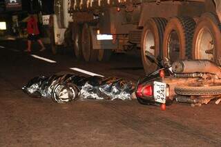 Corpo do motociclista foi coberto com lençol térmico até a chegada da perícia. (Foto: Juliano Almeida)