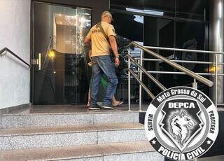 O homem chegando preso na DEPCA na manhã de hoje (5) (Foto: Divulgação)