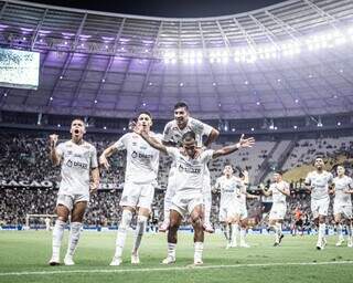 Jogadores comemoram gol de Otero no gramado do Castelão. (Foto: Raul Baretta/Santos)