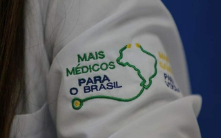 Jaleco com o logotipo do programa Mais Médicos. (Foto: Arquivo/Ministério da Saúde)