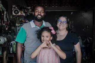 Ademilson ao lado da esposa, Fernanda, e da filha de sete anos do casal (Foto: Marcos Maluf/Revista A Foto)