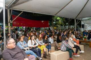 Público acompanhou fala do escritor no último dia da feira literária. (Foto: Elis Regina)