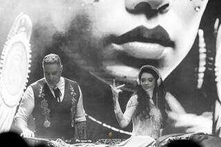 Noivos mostraram como se faz um b2b - ocasião em que dois DJs tocam juntos, lado a lado, no mesmo set. (Foto: Mayckon Santos)