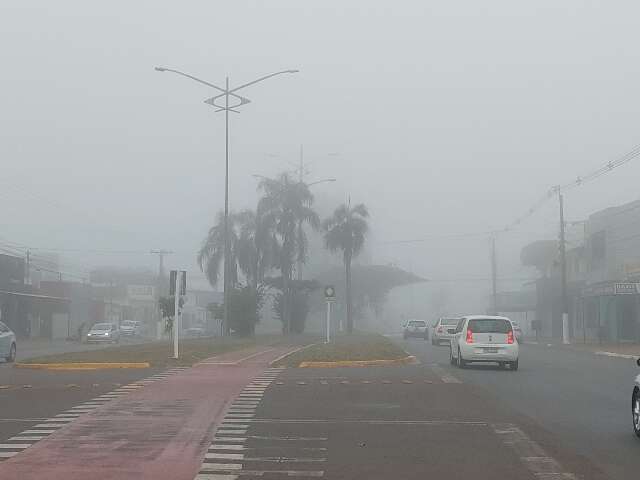 Neblina encobre avenida em Ponta Por&atilde; em manh&atilde; de 8&ordm;C