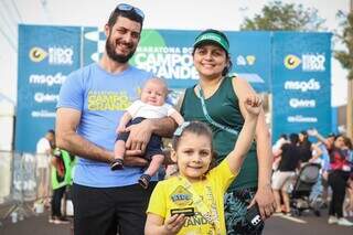 Sara Rebeca comemora a vitória junto com os pais e o irmão de três meses (Foto: Henrique Kawaminami)