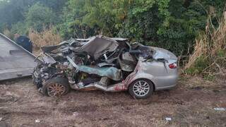 Fiat Siena ficou totalmente destruído e foi guinchado no início da manhã (Foto: Divulgação | PRF)