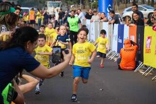 Arthur, de 6 anos, comemora a boa colocação na Maratona Kids (Foto: Henrique Kawaminami)