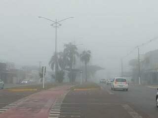 Neblina encobriu parte da Avenida Brasil, na manhã deste sábado em Ponta Porã (Foto: Jairton Bezerra)