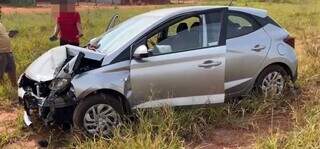 Segundo automóvel envolvido na batida com a frente bastante danificada (Foto: Reprodução/Ivi Notícias)