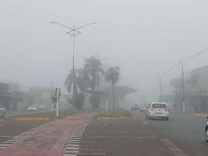 Neblina encobre avenida em Ponta Porã em manhã de 8ºC