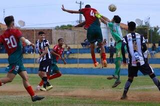 Lance da partida entre Portuguesa e Corumbaense realizada em Campo Grande (Foto: Yasmin Soares)